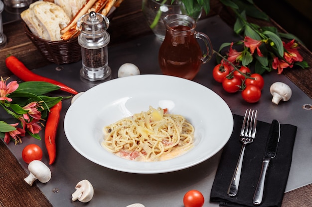 Prato de macarrão de galinha em uma mesa de madeira rústica