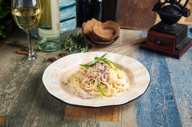 Prato de macarrão espaguete à carbonara de cozinha italiana