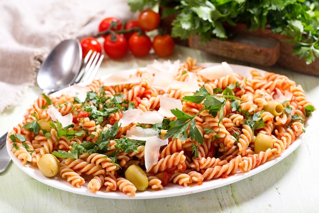 Prato de macarrão penne com molho de tomate e salsa