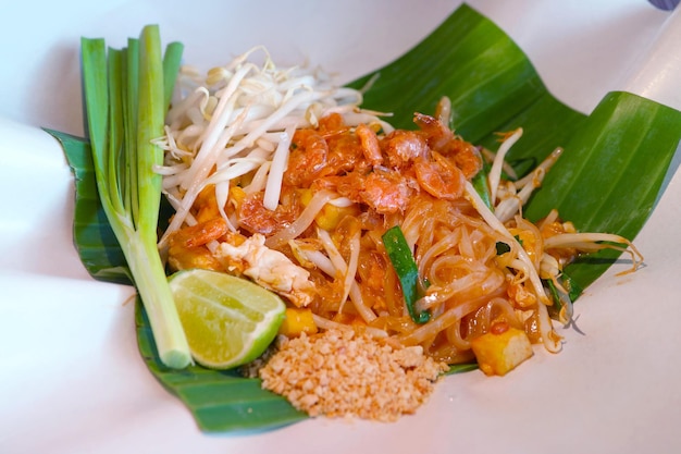 Prato de Macarrão Tailandês Delicioso Estilo Rústico
