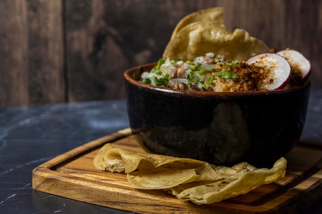 Prato de madeira de comida mexicana típica de tostadas e rabanete e cebola de fundo de madeira