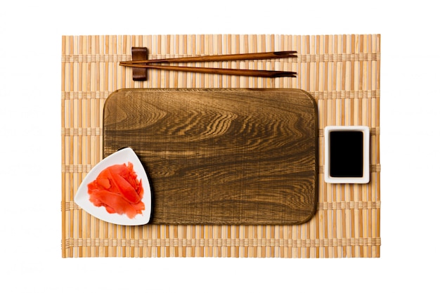 Prato de madeira marrom retangular vazio com pauzinhos para sushi