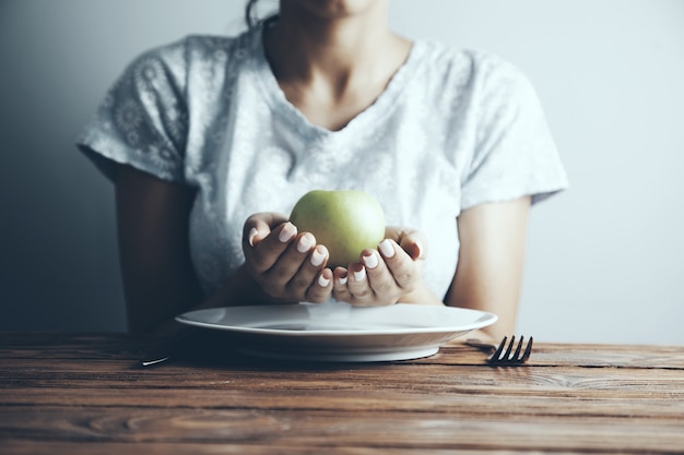 Prato de mão feminina com maçã