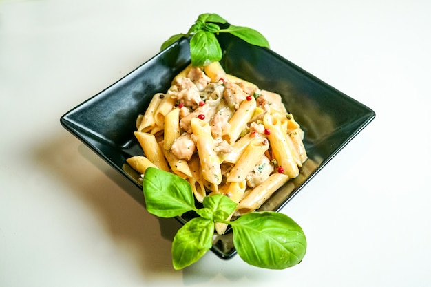 Prato de massa em uma mesa de restaurante