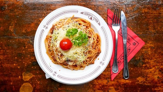 Prato de massa em uma mesa de restaurante