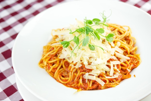 Prato de massa em uma mesa de restaurante