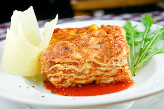 Prato de massa em uma mesa de restaurante