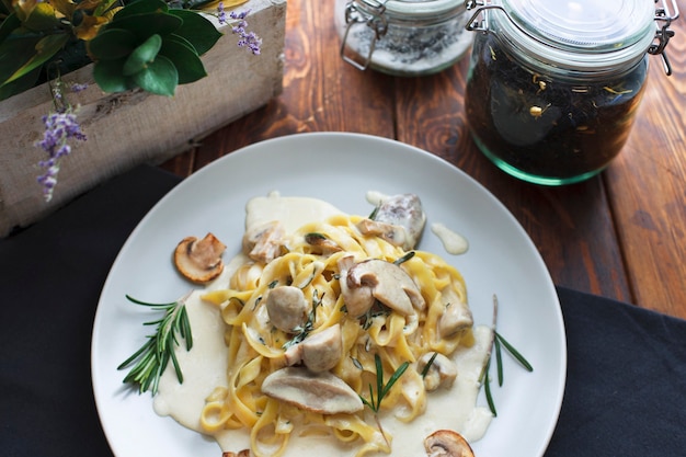 Prato de Massa Tagliatelle Vegetariana com Cogumelos - Imagem Stock