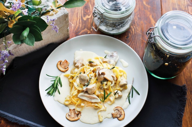 Prato de Massa Tagliatelle Vegetariana com Cogumelos - Imagem Stock