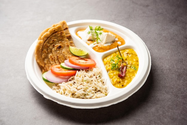 Prato de mini-refeição do norte da Índia ou combo thali com manteiga de paneer masala roti dal e arroz