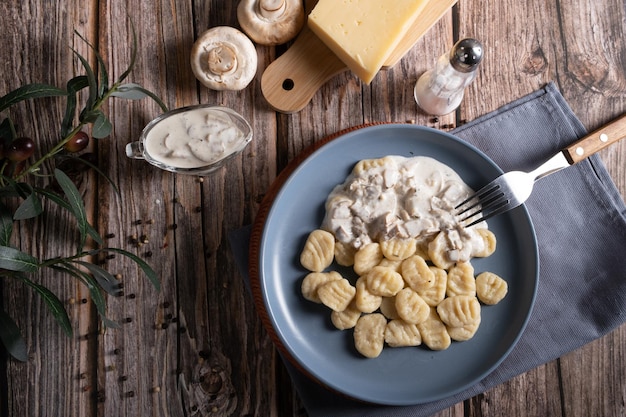 Prato de nhoque italiano tradicional cozido com molho cremoso de cogumelos e queijo