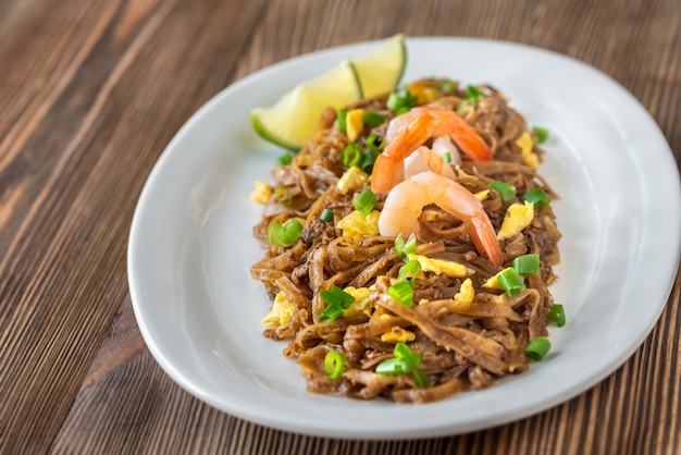 Prato de Pad Thai - macarrão de arroz frito tailandês