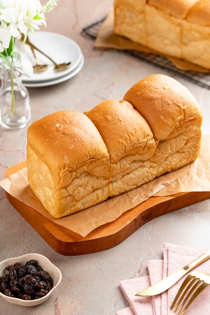 Prato de pão de passas indonésio na bandeja