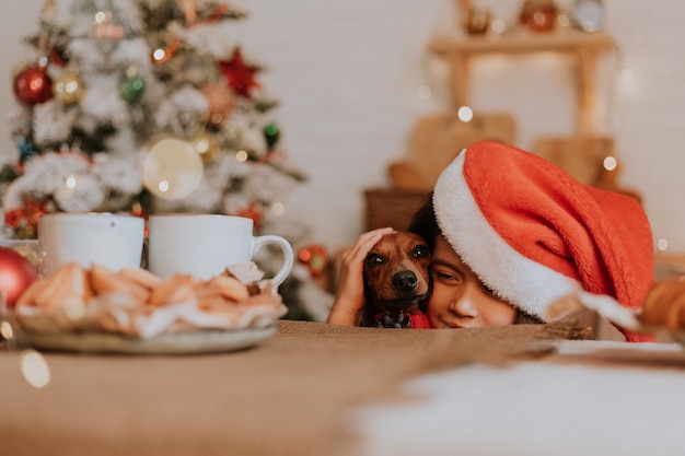 prato de pastéis e bolo de natal em cima da mesa da cozinha decorada para o ano novo