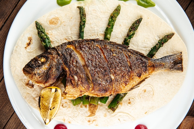 Prato de peixe dourado grelhado gourmet