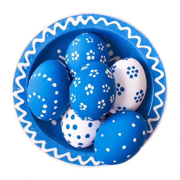 Prato de porcelana de ovos de éster azuis e brancos em branco