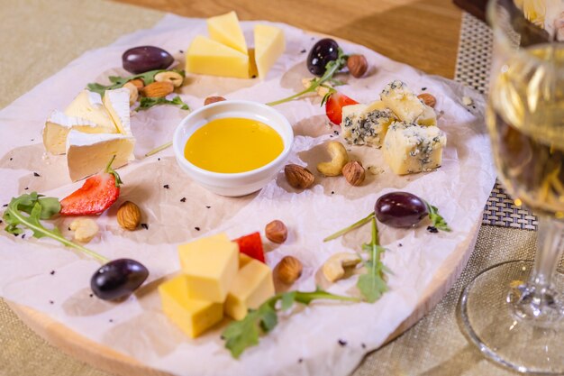 Prato de queijo com queijos dorblu parmesão brie camembert e roquefort em servir na mesa de ...