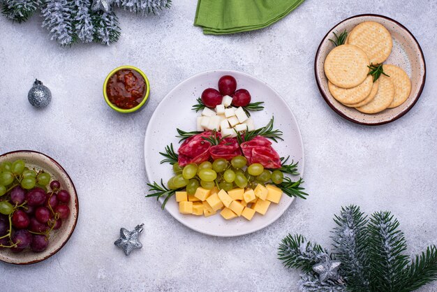 Prato de queijo com salame em forma de árvore.