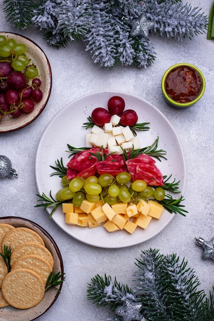 Prato de queijo com salame em forma de árvore.