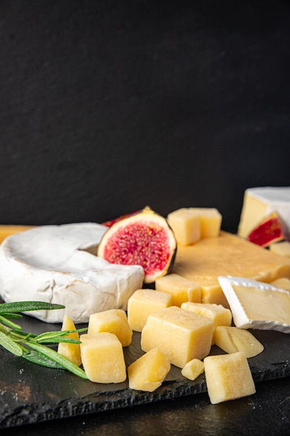 Foto prato de queijo diversos tipos de queijo brie camembert parmesão cheddar e outras refeições saudáveis