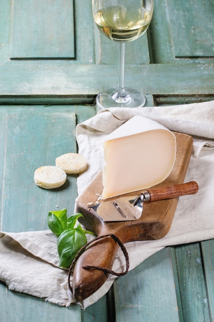 Prato de queijo na toalha de mesa