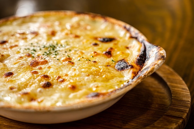 Foto prato de queijo no forno