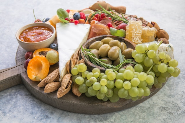 Prato de queijo Variedade de saborosos aperitivos ou antepastos