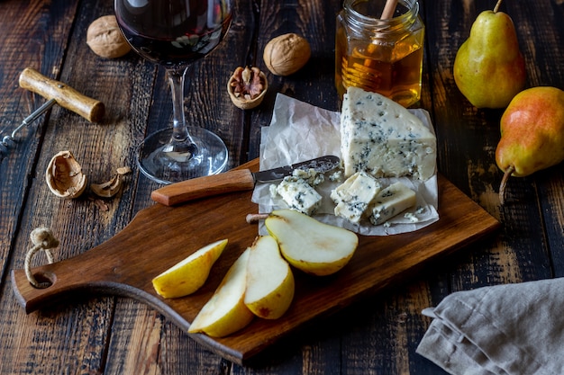 Prato de queijos com queijo azul e pêra. lanche de vinho. cozinha italiana. comida vegetariana. alimentação saudável.