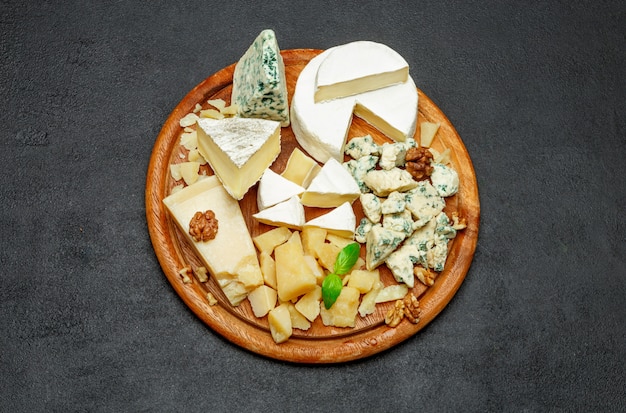 Prato de queijos com queijos variados Camembert, Brie, queijo parmesão, cabra