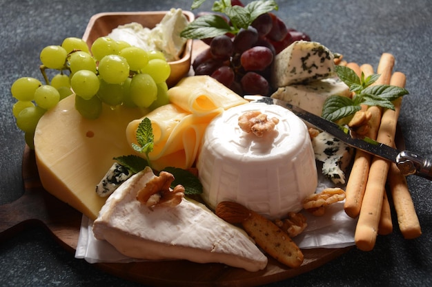 Prato de queijos com queijos variados, uvas nozes e petiscos, entrada de queijo francês italiano