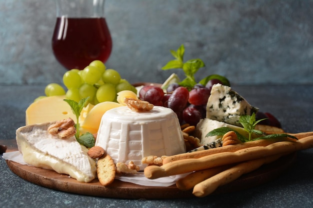 Prato de queijos com queijos variados, uvas nozes e petiscos, entrada de queijo francês italiano