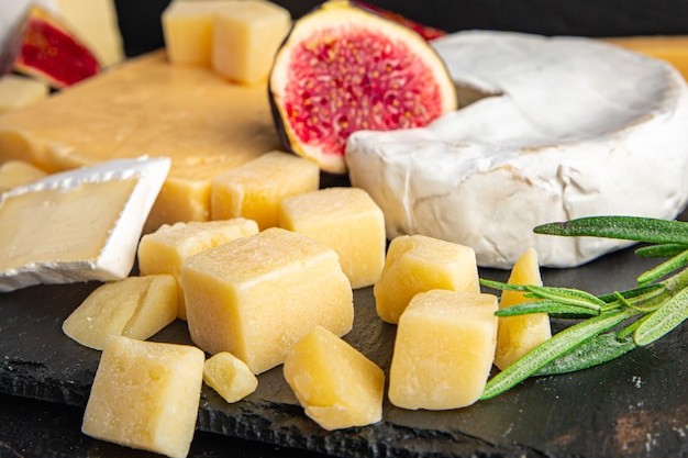 Prato de queijos diversos queijos aperitivo antipasto brie camembert cheddar parmesão e outros