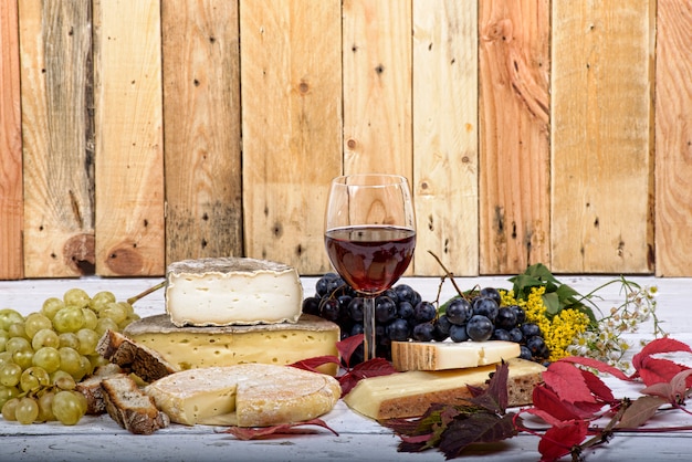 Prato de queijos franceses com vinho e uvas