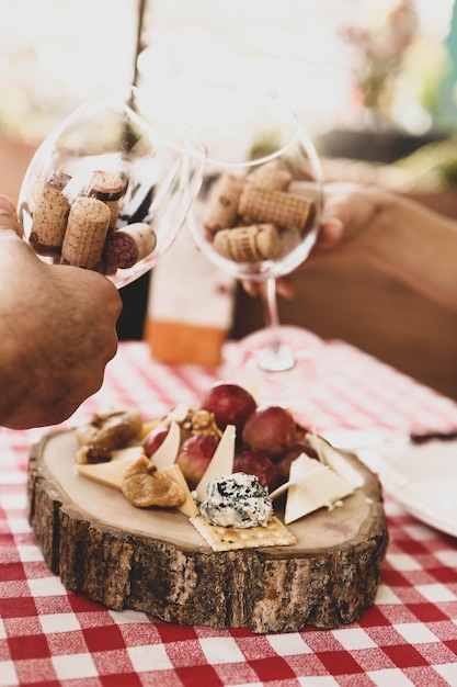 Foto prato de queijos gourmet bandeja de charcutaria e vinho