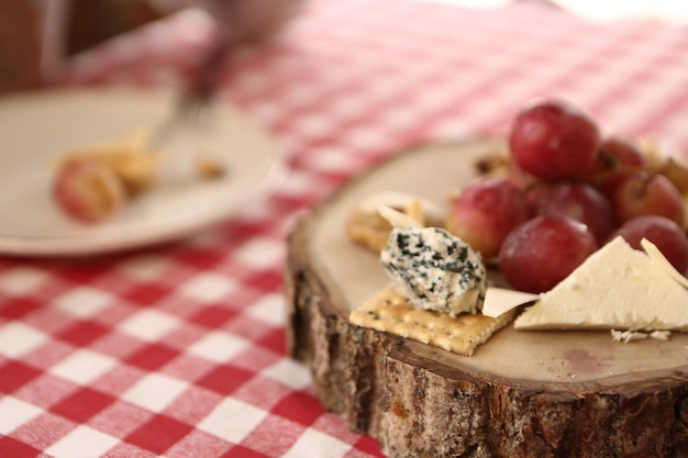 Prato de queijos, tabuleiro de charcutaria gourmet de vinho e queijo