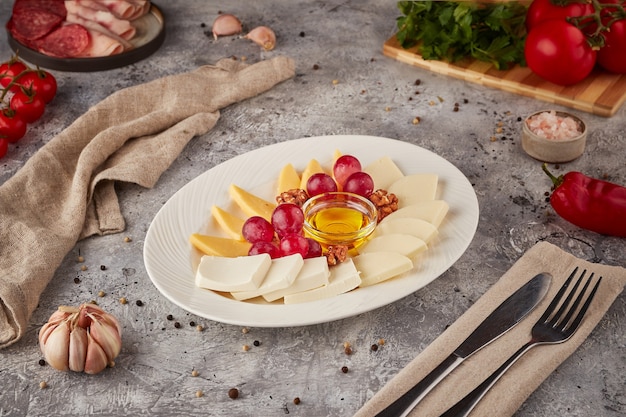 Prato de queijos, vários tipos de queijos para lanche