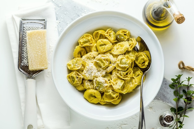 Prato de ravióli italiano com prato de ravióli italiano com queijo parmesão