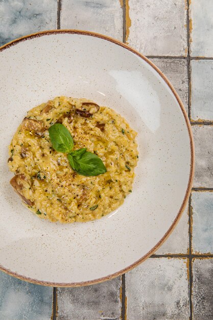 Foto prato de risoto e prato branco risoto de abóbora com tomilho alho queijo parmesão com abacate