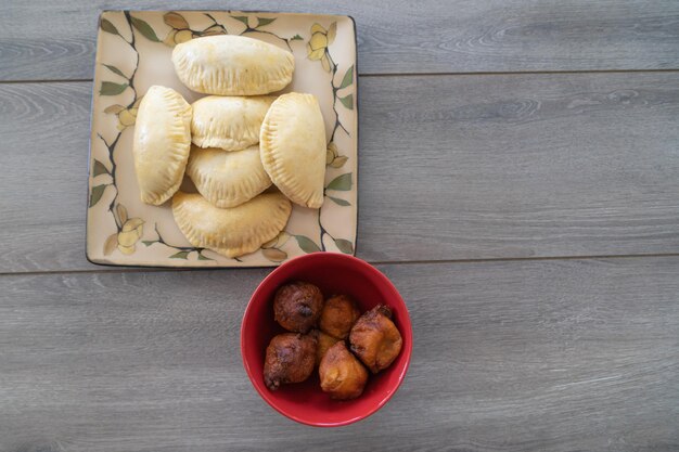 Prato de saborosas tortas de carne nigerianas e pãezinhos folhados