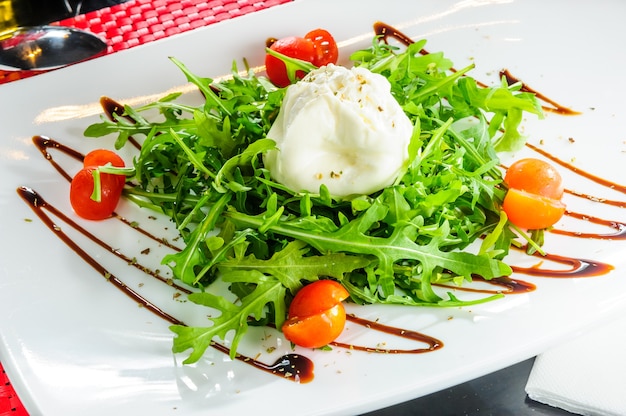 Prato de salada com mussarela, ruccola e tomate.