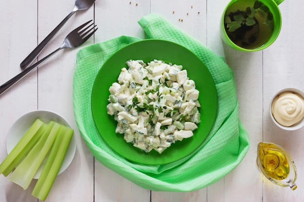 Prato de salada de aipo verde com molho e azeite