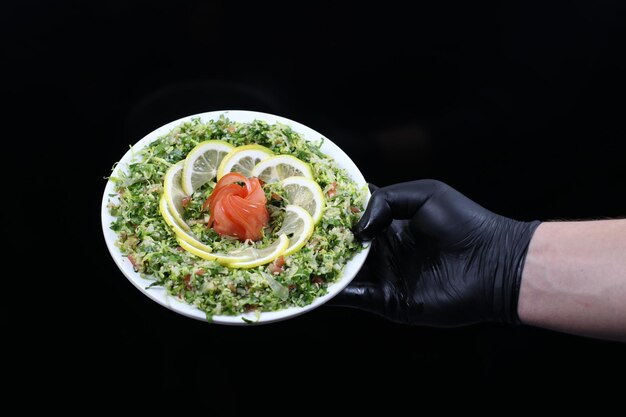 Prato de salada de tabule com fatias de limão e tomate Saladas libanesas e sírias