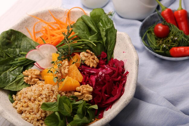 Prato de salada fresca com verduras mistas