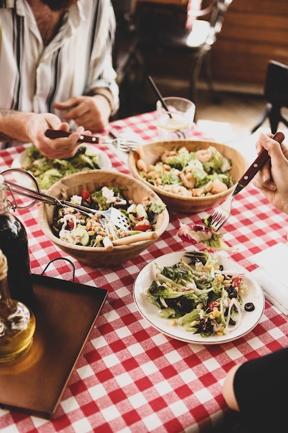 Prato de salada fresca com verduras mistas