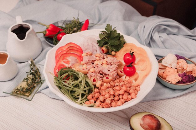 Prato de salada fresca com verduras mistas