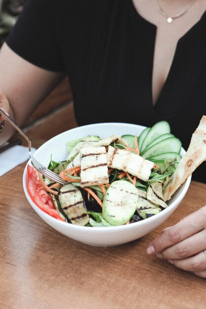 Prato de salada fresca com verduras mistas