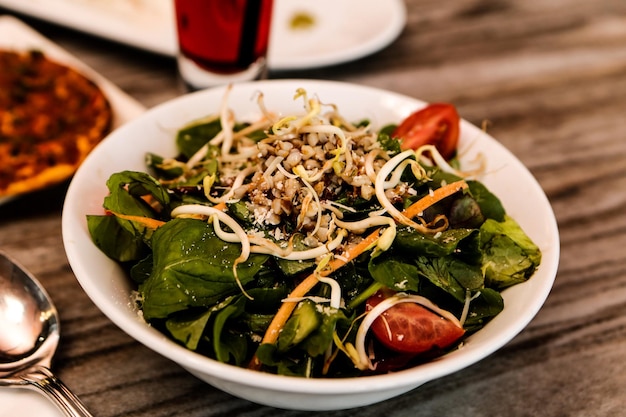 Prato de salada fresca com verduras mistas