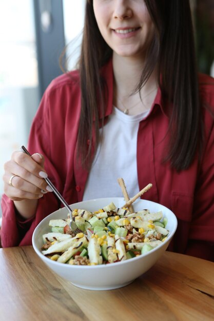 Prato de salada fresca com verduras mistas