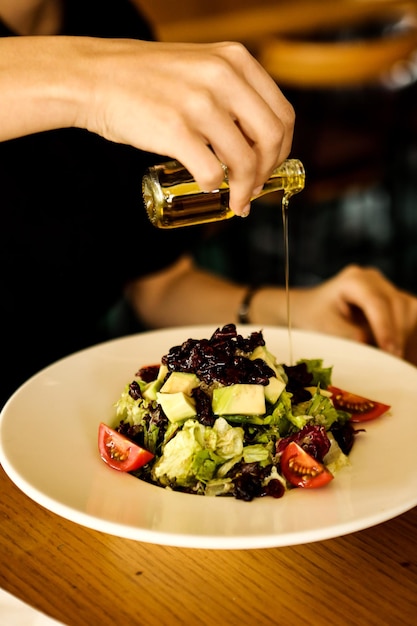 Prato de salada fresca com verduras mistas