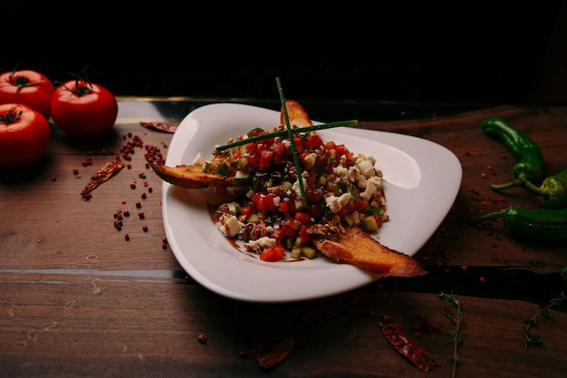 Prato de salada fresca com verduras mistas